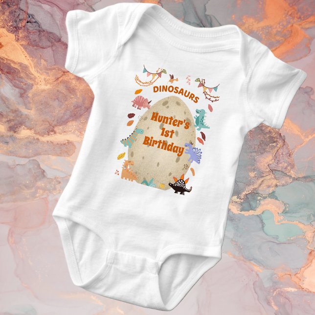 Body Fête d'anniversaire de dinosaure avec un œuf de Di (Dinosaur Birthday Party with Giant Dino Egg Baby Bodysuit)