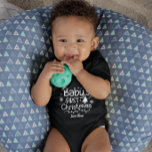 Body First Christmas Tree du bébé sur mesure Santa Hat<br><div class="desc">Célébrez votre petit paquet de joie 1er Noël avec ce costume de Noël noir personnalisé avec arbre de Noël, chapeau de Noël, lumières de Noël, flocons de neige et "Mon premier Noël" écrit en police blanche. Vous pouvez customiser ce design avec le nom de bébé de votre enfant ou de...</div>
