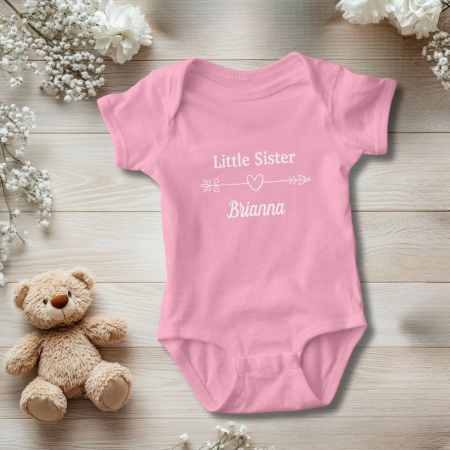 Body Flèche rose petite soeur avec coeur Boho bébé fill (Little Sister Personalized Baby Body Suit. A gift for the new little sister)