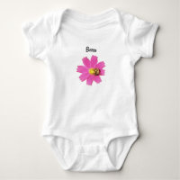 Fleur de cosmos rose vif avec une abeille personna