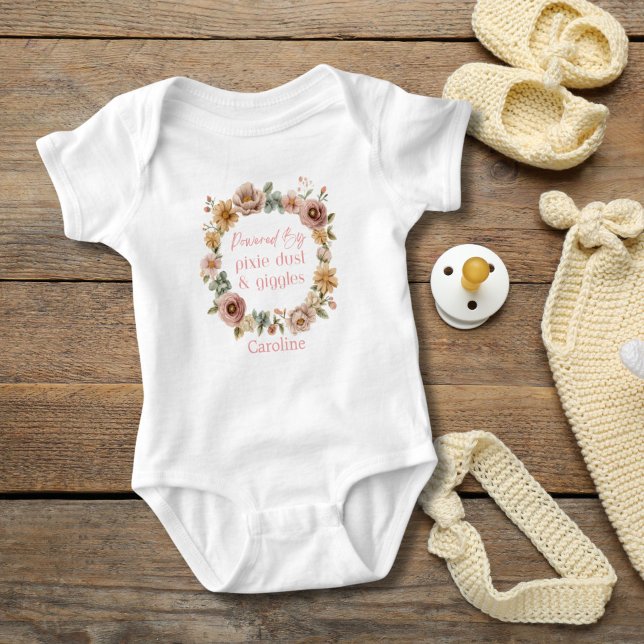 Body Flore rose personnalisée Baby Girl Cadeau (Pink Floral Wreath Personalized Baby Girl Body suit.  Powered by Pixie Dust and Giggles. )