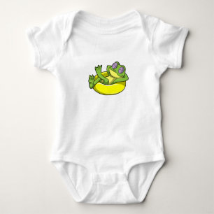 Body Grenouille à la piscine avec un cercle de natation