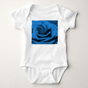 Body Gros plan rose bleue rouge, macro beauté.