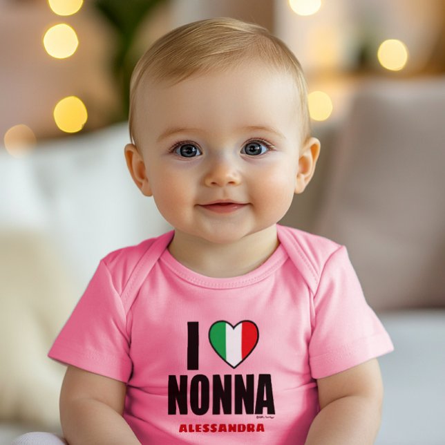 Body I LOVE NONNA personnalisé Pink Baby Bodysuit (Baby bodysuit with “I LOVE NONNA,” customizable with Nonna’s name, celebrating Italian grandmother)
