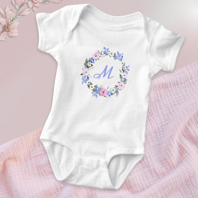 Body Initiales Florales Fleur Cercle Joli (A pretty baby bodysuit with pink, blue and white flowers in a circle around a monogrammed initial)