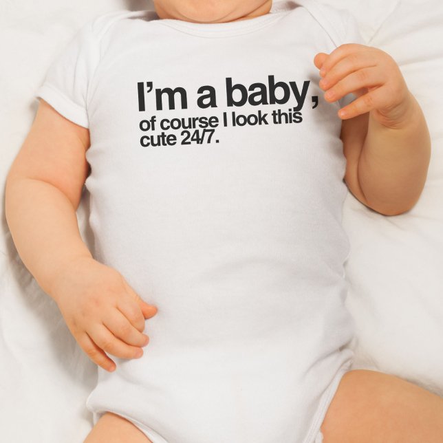 Body Je suis un bébé, bien sûr je ressemble à ce mignon (I'm a baby, of course I look like this cute 24/7 Baby Bodysuit)