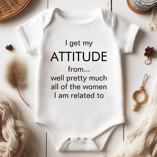 Body Je tiens mon attitude de pratiquement toutes les f (I Get My Attitude From Pretty Much All Women funny Baby Bodysuit)