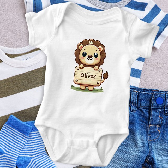 Body Joli petit lion avec un panneau de nom (Créateur téléchargé)