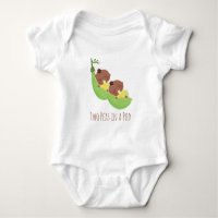 Jolis jumeaux afro-américains en T-shirt bébé coss