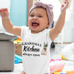 Body La cuisine moderne de grand-mère est toujours ouve<br><div class="desc">Bienvenue dans la cuisine de grand-mère, où l'amour et la chaleur sont toujours au menu ! Dégustez votre grand-mère préférée avec ce cadeau de charme de Zazzle. Que ce soit pour la Fête des Mères, son anniversaire, ou juste pour témoigner de sa gratitude, cet article réfléchi va certainement lui apporter...</div>