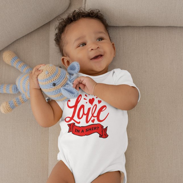 Body L'amour dans une chemise, les Coeurs Valentin et l (Love in a Shirt, Valentine Hearts & Love Baby Bodysuit)