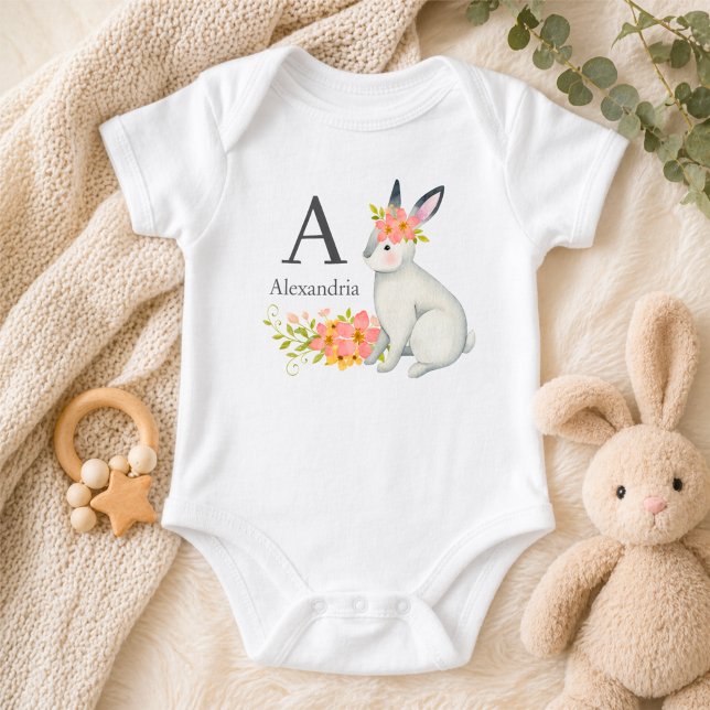 Body Lapin avec monogramme de fleurs roses (Créateur téléchargé)
