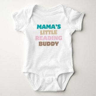 Body Le petit compagnon de lecture de maman, amoureux d