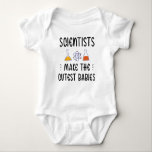Body Les Scientifiques Font Les Bébés Les Plus Cuttes -<br><div class="desc">Le design présente la citation drôle "Scientists Make The Cutest Babies" avec une illustration d'éléments de laboratoire. Il semble mignon pour un faire-part de grossesse ou un bébé faire-part pour un technicien de laboratoire</div>