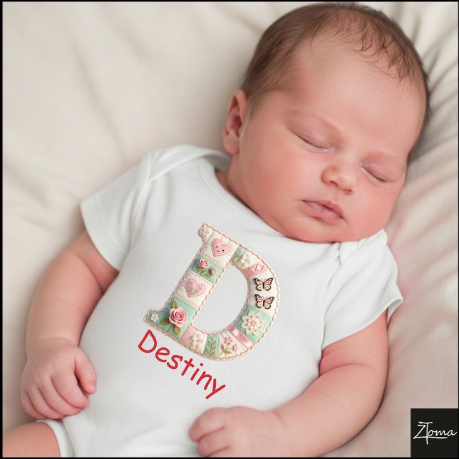 Body Lettre initiale D en patchwork matelassé pour la n (This is a sample design. There are several models to choose from, with the name and color changed.)