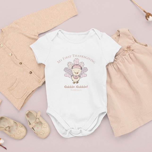 Body Ma première petite fille turque de Thanksgiving (Cute "My First Thanksgiving" Baby Girl Bodysuit. Hand-Drawn Little Turkey with Gingham Feathers.)