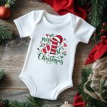Body Ma première typographie de Noël mignonne Santa Hat<br><div class="desc">Ma première typographie de Noël mignonne Santa Hat Baby Girl Baby Boy Boy Boy Bodysuit le texte "Mon 1er Noël" dans la typographie de script moderne accentuée avec un chapeau de Père Noël, des empreintes saintes et des empreintes de bébé. Un cadeau de Noël parfait pour une petite fille ou...</div>