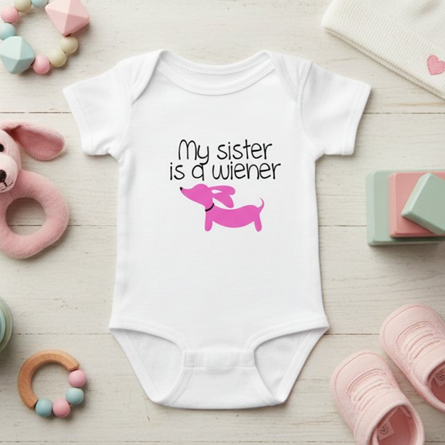 Body Ma soeur est un Wiener (Chien) (My sisters is a wiener (dog) outfit for new baby girl. Great baby shower gift)