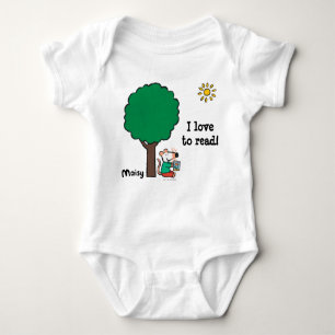 Body Maisy lit son livre de bibliothèque dehors