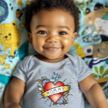 Body Maman tatouage<br><div class="desc">Bodysuit de tatouage maman - Un tee - shirt de bébé incroyablement cool avec son propre premier tatouage. Un tatouage maman sur sa petite poitrine ! Il fera un beau cadeau pour les nouvelles mamans, qui aiment les choses un peu différentes Ce bodysuit fait partie de notre collection super design...</div>
