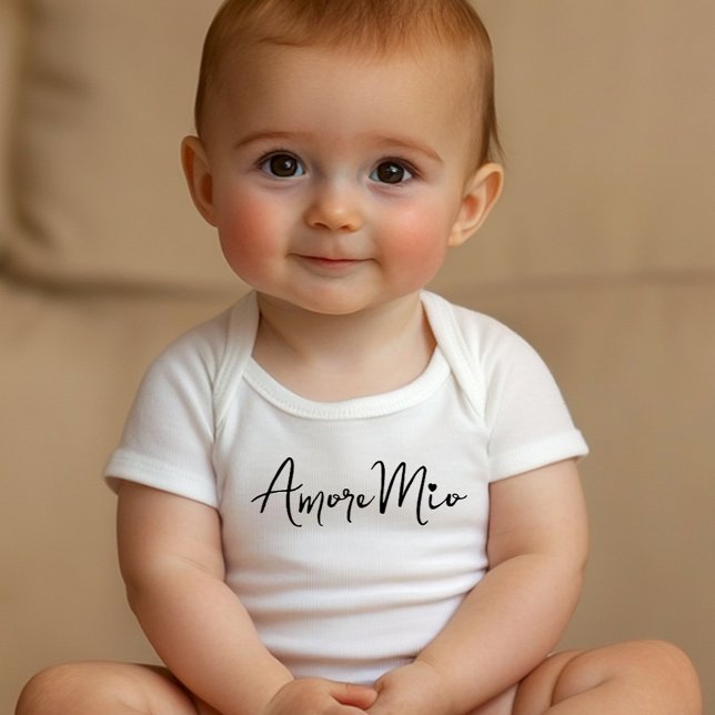 Body Mon Amour Chic Noir Écriture sur Blanc (White baby bodysuit featuring elegant black 'Amore Mio' script, perfect for Italian-inspired gifts o)