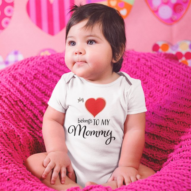 Body Mon cœur appartient à Maman Mignon Moderne (My heart belongs to Mommy cute baby bodysuit.)