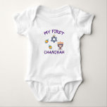 Body Mon premier Chanukah<br><div class="desc">Célébrez le premier Chanoukah de bébé avec une menorah Hanoukka personnalisée, des dreidels et l'étoile juive avec adorable "My First Chanukah".</div>