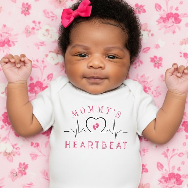 Body Moniteur de fréquence cardiaque de Maman Rose Vête (Mommy's Heartbeat Heart Monitor Pink Baby Shower Bodysuit
)