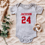 Body Numéro de maillot et monogramme de l'équipe pour b<br><div class="desc">Habillez votre petit fan avec l'esprit d'équipe grâce à ce body pour bébé ou ce t-shirt pour tout-petit personnalisé ! Ajoutez le nom et le numéro de maillot de votre enfant pour créer une tenue de jour de match miniature qui correspond à toute la famille. Utilisez les outils de conception...</div>