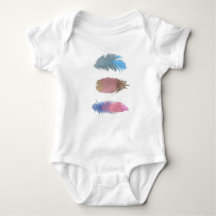 Onsie coloré de bébé de plumes