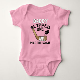 Body Papa a glissé un but au gardien Fille de hockey ro