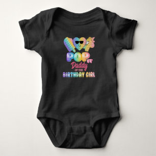 Body Papa de la fille qui fait éclater la fête d'annive