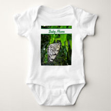 Papillon noir et blanc sur Green Custom Name