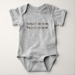 Body Personnalisé Funny Personnalisé Unisex Poopin's my<br><div class="desc">Personnalisez cet adorable costume de bébé qui dit "**'s my name. Poopin est mon jeu". Il est gris et unisexe, mais peut être changé en une couleur différente, ce qui en fait un bébé garçon ou une petite fille. Cela ferait aussi un baby shower mignon ou un nouveau cadeau de...</div>
