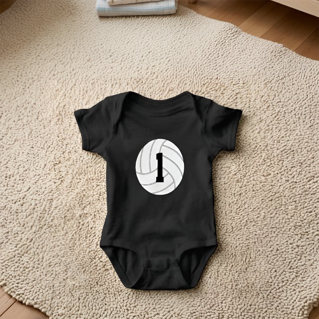 Body personnalisé pour le premier match de volley  (Personalized volleyball baby bodysuit with custom jersey number.)