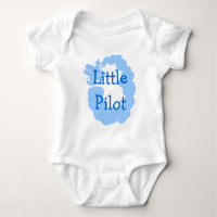 Petit bébé pilote grimpant avec avion volant