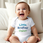 Body Petit Frère Coloré Monogrammes Garçons<br><div class="desc">Customisez le t-shirt de ce petit frère élégant avec le nom de l'enfant le plus jeune et le plus jeune. Couleurs turquoise,  bleu foncé et vert - nombreuses options de style chemise,  taille et couleur disponibles.</div>