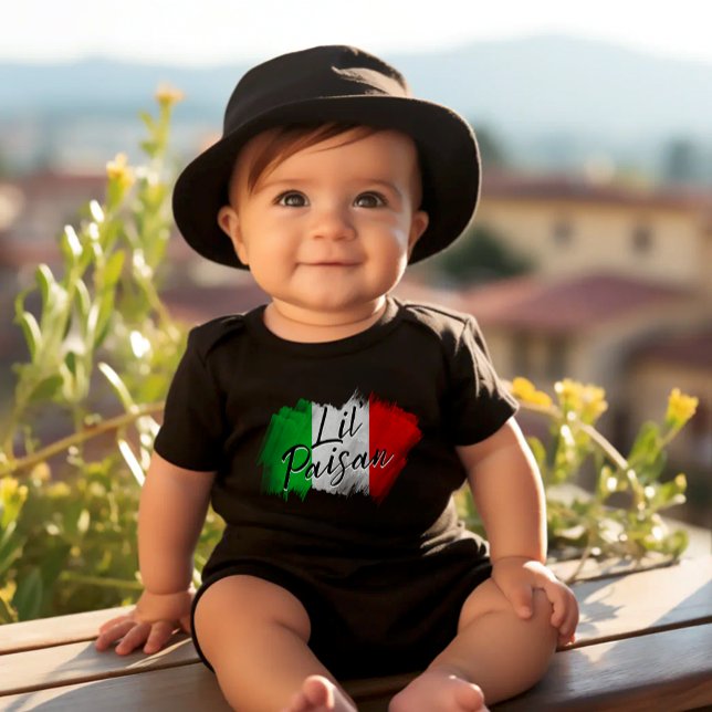 Body Petit Paisan Bébé Italien Drôle Noir (baby bodysuit with a waving Italian flag brushstroke design and the word ‘Paisan’ in playful letters)