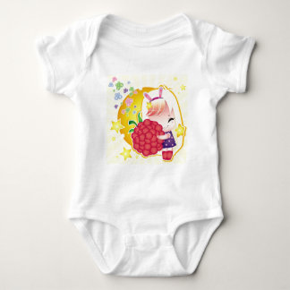 Body Petite fille mignonne avec framboise