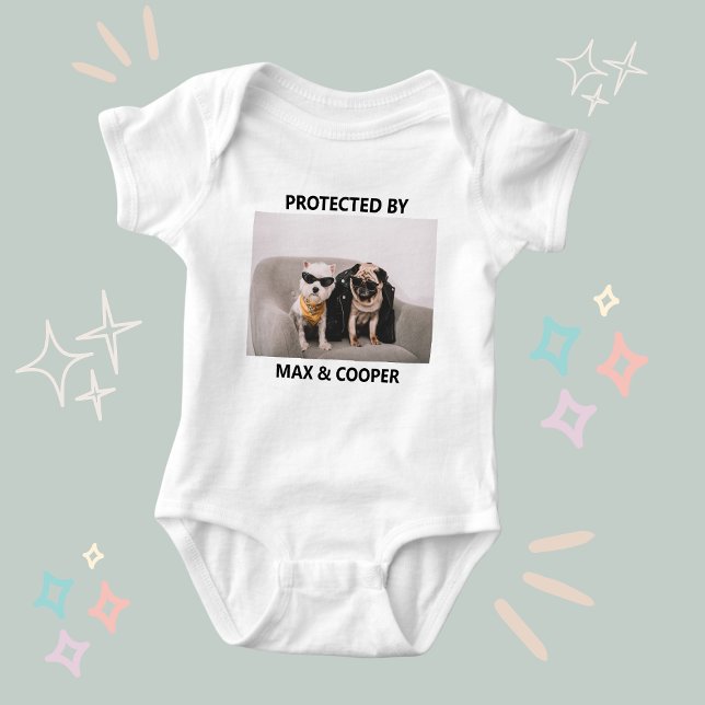 Body Photo personnalisée drôle protégée par des chiens (Personalized Funny Protected By Dogs Photo Baby Bodysuit
)