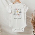 Body Premier Voyage Autour De L'Espace Soleil<br><div class="desc">Célébrez le premier anniversaire de votre petit avec ce design "Premier voyage autour du soleil",  avec différentes planètes et des étoiles. Vous pouvez modifier la couleur de 2 des planètes,  plus les éléments étoiles.</div>