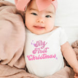 Body Premières filles roses de Noël<br><div class="desc">Une tenue adorable pour le premier Noël de la petite fille ! Avec un design rose amusant,  ce bodysuit est sûr d'apporter de la joie à cette journée spéciale.</div>