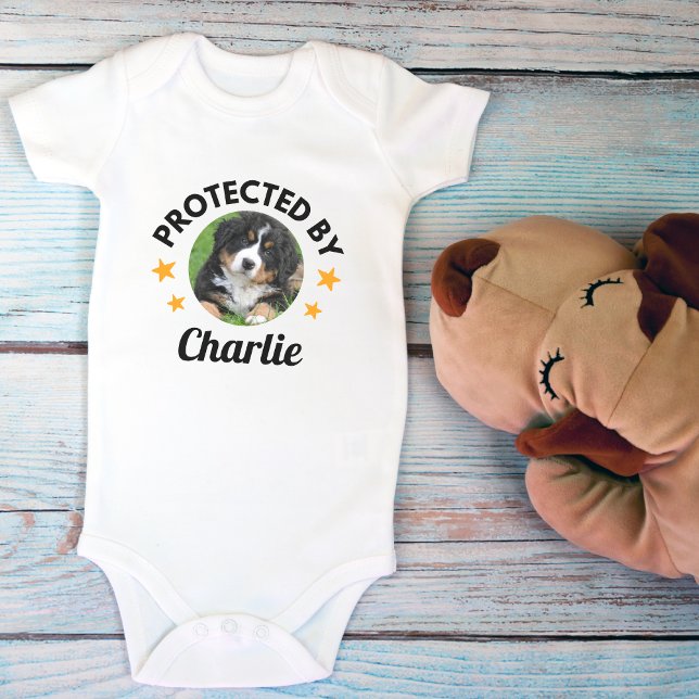 Body "Protégé par" Nom et photo du chien personnalisé ("Protected By" Custom Dog Name and Photo Baby Bodysuit)