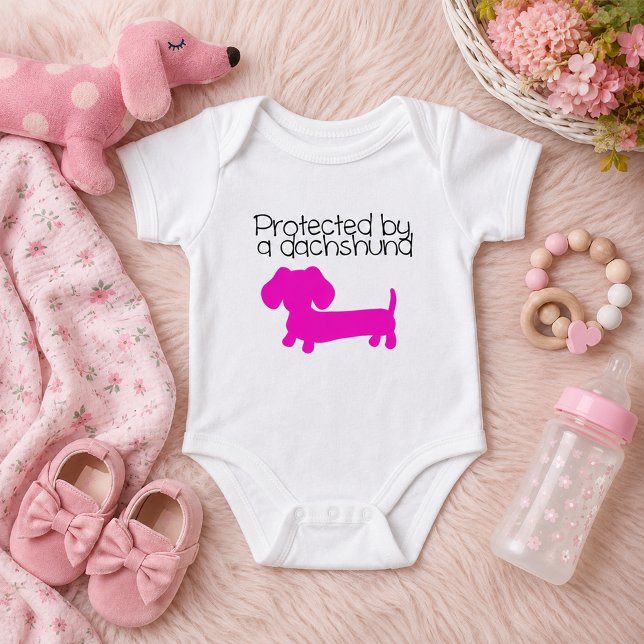 Body Protégé par un teckel (rose) (Dachshund girl baby shower gift Protected by a Dachshund (pink) Baby Bodysuit)