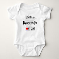 Quelqu'Un Au Minnesota M'Aime Carte Bébé Bodysuit
