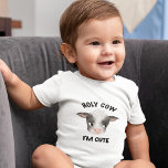 Body Saint Vache Je suis mignon garçon<br><div class="desc">Le costume du garçon mignon pour bébé nouveau-né avec l'aquarelle illustration d'une jolie vache bébé. Le texte dit "vache sainte. Je suis mignon."</div>