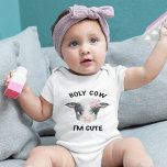 Body Saint Vache Je suis mignonne fille Bébé Bodysuit<br><div class="desc">Le costume de la petite fille mignonne pour bébé nouveau-né avec l'aquarelle illustration d'une jolie vache avec une fleur rose. Le texte dit "vache sainte,  je suis mignonne."</div>