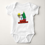 Body Snowman blanc avec Menorah pour Chrismukkah<br><div class="desc">Fun bébé blanc tout en chemise avec un bonhomme de neige,  menorah et sapin de Noël. Votre bébé peut souhaiter à tout le monde un joyeux Chrismukkah dans ce super costume de bébé !</div>