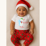 Body Snowman Thème Baby First Christmas<br><div class="desc">Votre bébé sera prêt pour les vacances dans ce précieux 1er costume Snowman de Noël. Ce vêtement blanc est orné d'un panneau "1er" d'inspiration Snowman avec Noël écrit en rouge. Customisez le nom du bébé sous le graphique. Commandez dès aujourd'hui ! Snowman Sign et Red Christmas font : Prettygrafik design...</div>