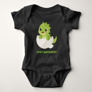 Body T-shirt de bébé dinosaure mignon qui vient d'éclor